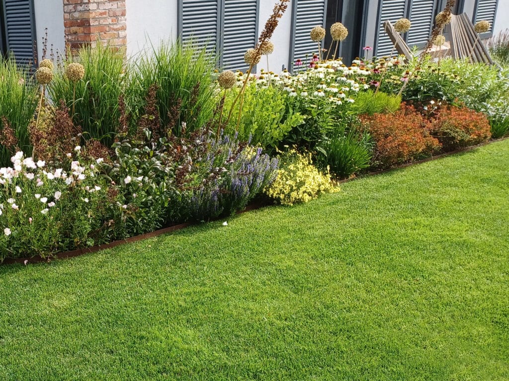 Nach der Pflanzplanung mit Gartendesign Minter: großes, üppig bepflanztes Beet